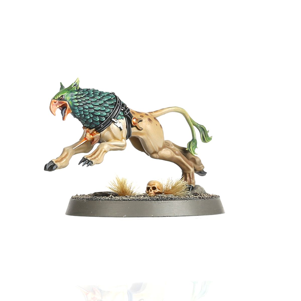 Gryph-hound beżowy - detal: beżowy gryf-pies z zieloną łuskową głową i zielonym ogonem w dynamicznym skoku z otwartym dziobem, czarne szelki z metalową klamrą, czaszka na podstawce z suchą trawą - Warhammer Age of Sigmar