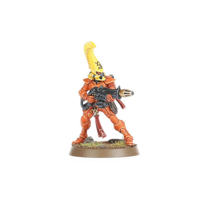 Fire Dragons Exarch - widok z lewej z Firepike sztandarem świątyni i pomarańczowym pancerzem Aeldari