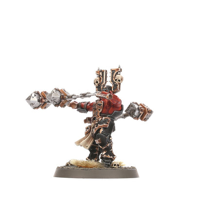 Wrathmonger wariant - wojownik Khorne w czerwonej zbroi z podwójnymi czaszkami na plecach i dwoma łańcuchami z diamentowymi głowicami rozpostartymi na boki - Warhammer Age of Sigmar