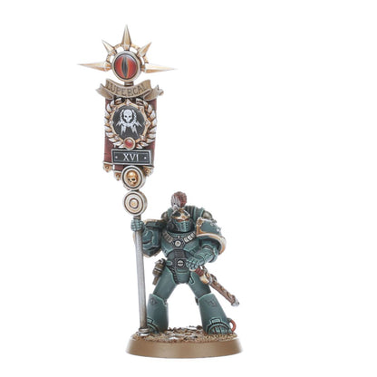 MKVI Legion Command Squad Standard Bearer Sons of Horus XVI - ciemnozielona zbroja MKVI złoto-brązowe vexilla złota gwiazda z czerwonym okiem Horusa na szczycie napis LUPERCAL medalion z białą czaszką w wieńcu laurowym tabliczka XVI złota czaszka na dole Horus Heresy