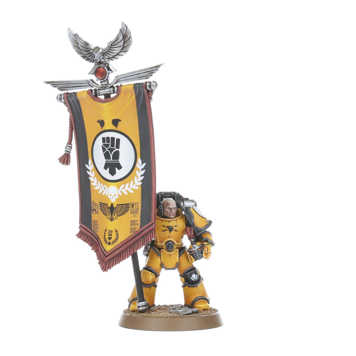 MKIII Legion Command Squad - 3 kadry zbliżenie sztandaru Iron Warriors z gwiazdą z kolcami i napisem IRON WARRIORS żółto-czarne chevrons z czaszkami Chosen Warrior z czerwonym grzebieniem power sword i combat shield Chosen Warrior z cybernetycznym okiem Horus Heresy