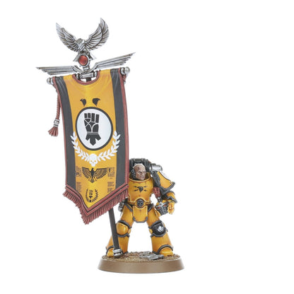 MKIII Legion Command Squad - 3 kadry zbliżenie sztandaru Iron Warriors z gwiazdą z kolcami i napisem IRON WARRIORS żółto-czarne chevrons z czaszkami Chosen Warrior z czerwonym grzebieniem power sword i combat shield Chosen Warrior z cybernetycznym okiem Horus Heresy