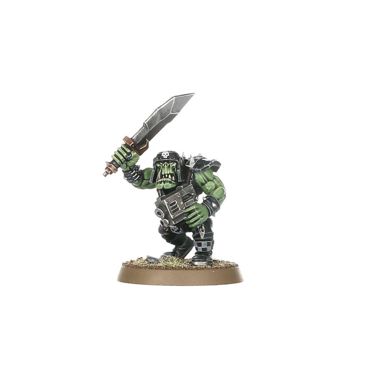 Ork Boy z choppa - zielona skóra czarny kombinezon szara choppa uniesiona slugga w lewej ręce czaszka na hełmie szachownica brązowa podstawka Warhammer 40000