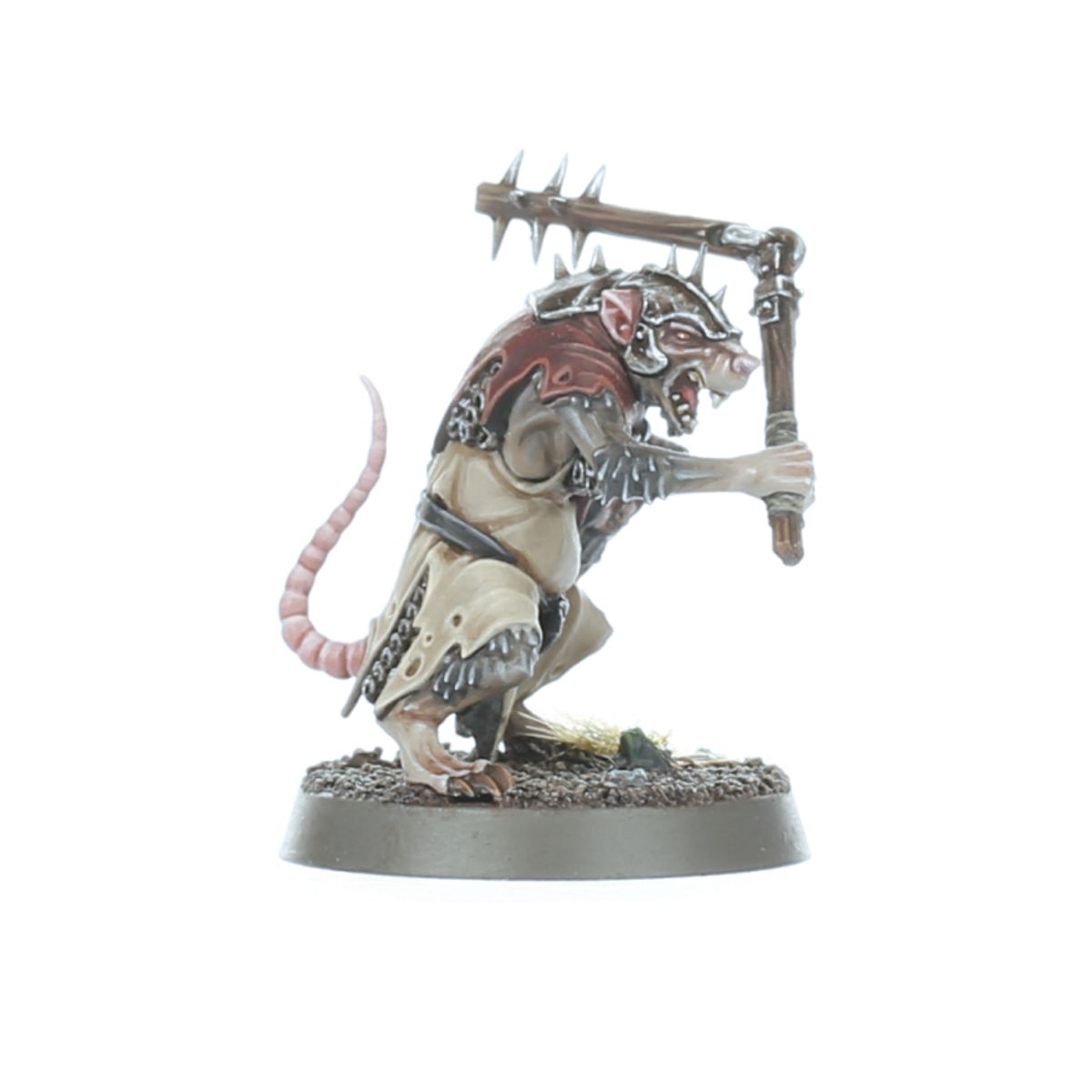 Clanrat muzyk - beżowy szczur w łachmanach z różowym ogonem trzymający kolczasty metalowy gong na drewnianym stelażu - Warhammer Age of Sigmar