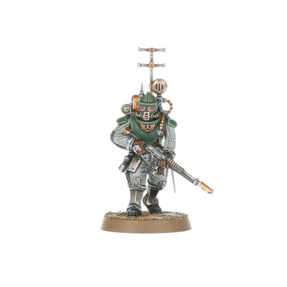 Solar Auxilia Vox Operator - zielona void armour srebrna antena krzyżowa na plecach z brązowym okrągłym nadajnikiem lasrifle z bagnetem złoty symbol skrzydlatego orła na piersi czerwone oczy na masce Horus Heresy Solar Auxilia