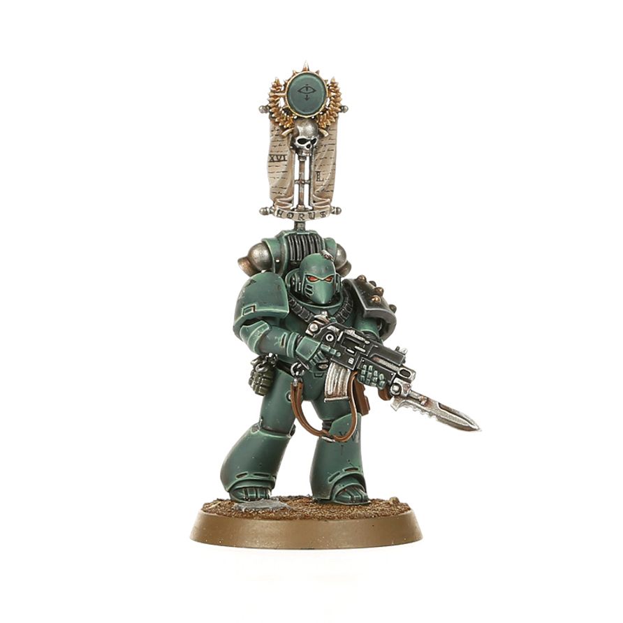 MKVI Tactical Squad - Legion Tactical Sergeant Sons of Horus zielony pancerz MKVI czarny pióropusz miecz mocy uniesiony w górę pistolet plazmowy i napis XVI na nodze Horus Heresy