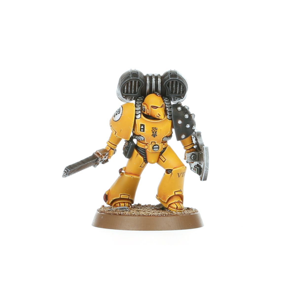 Legion MKVI Assault Legionary Imperial Fists - żółta zbroja Mark VI hełm Corvus chainsword czarny combat shield z białą czaszką symbol Imperial Fists napis VII biały krzyż maltański na jump packu Horus Heresy