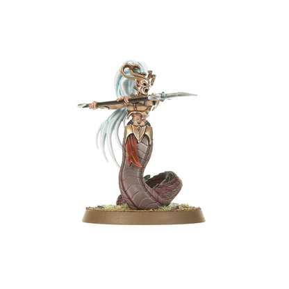 Blood Sister z heartshard glaive - Melusai z wężowym ciałem w brązowych łuskach, złota zbroja z diamentowym klejnotem i niebieskie włosy, celuje glaive poziomo w prawo - Warhammer Age of Sigmar