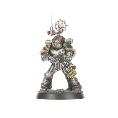 MKII Tactical Legionary Iron Warriors - zbliżenie nuncio-vox czarna głowa z czaszką i kolczastym kołem na hełmie srebrno-szara zbroja Mark II bolter żółto-czarne pasy Horus Heresy