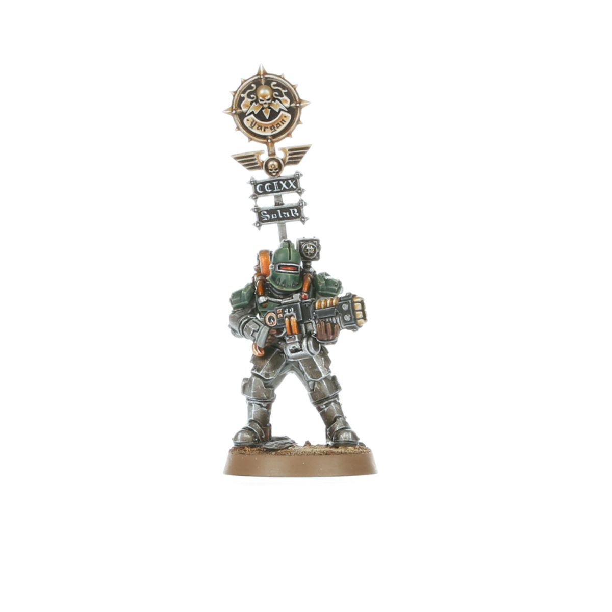 Standard Bearer Veletaris Solar Auxilia - zielona void armour vexilla złoty medalion z czaszką w kole z kolcami i napisem Vargar srebrne skrzydlate logo z czaszką tabliczki CCIXX i Solar lasrifle z pomarańczowym ładunkiem Horus Heresy Solar Auxilia