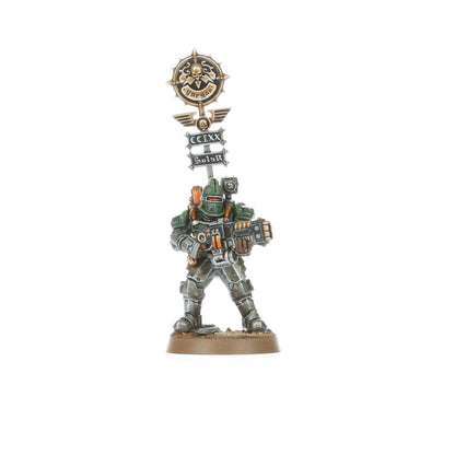 Standard Bearer Veletaris Solar Auxilia - zielona void armour vexilla złoty medalion z czaszką w kole z kolcami i napisem Vargar srebrne skrzydlate logo z czaszką tabliczki CCIXX i Solar lasrifle z pomarańczowym ładunkiem Horus Heresy Solar Auxilia