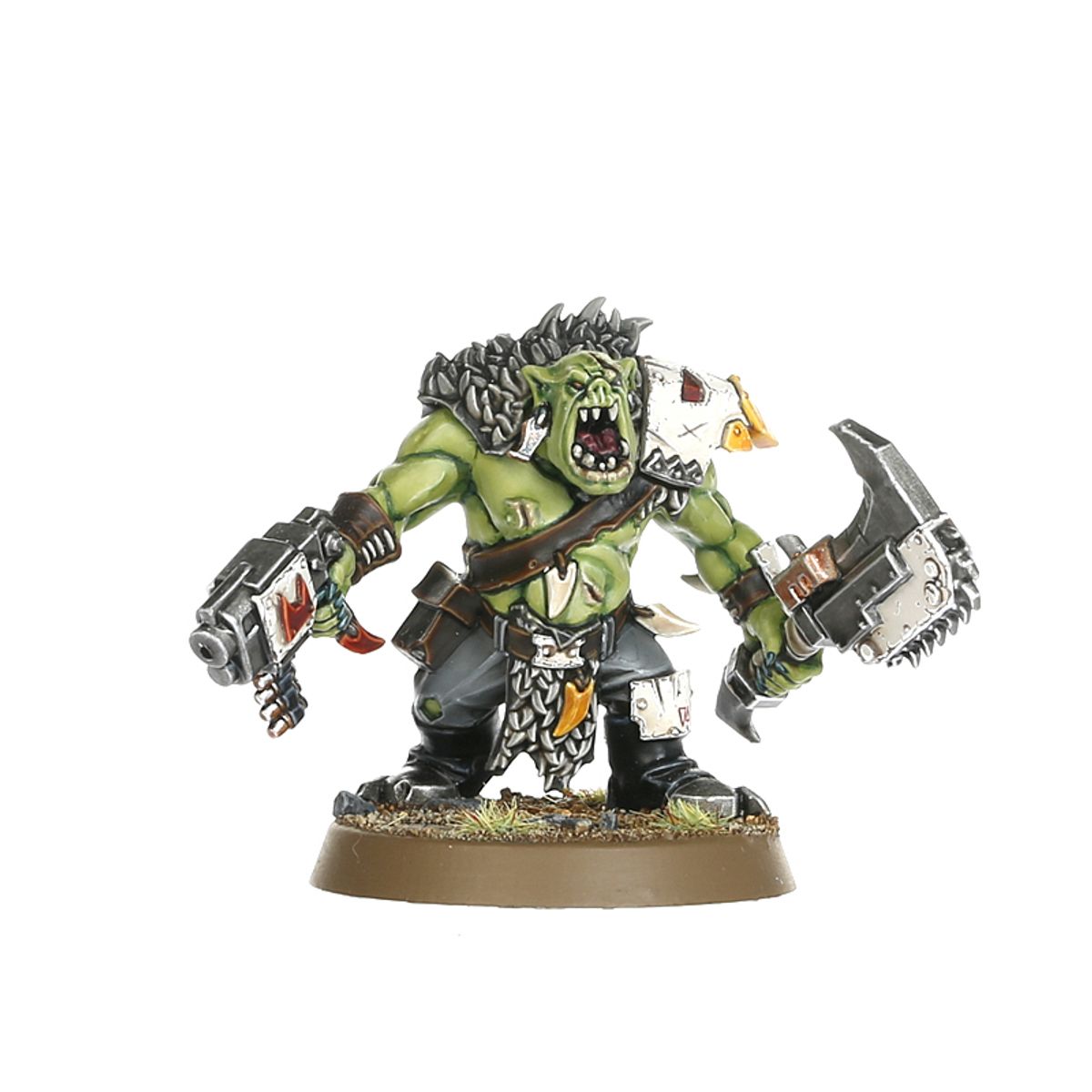 Ork Beast Snagga Nob - widok z przodu zielona skóra szary irokiez otwarte usta z kłami szara metalowa zbroja łuskowa szary pistolet z czerwonymi detalami w lewej ręce szara piła łańcuchowa z zębami skierowana w prawo w prawej ręce żółty ząb przy pasie brązowa okrągła podstawka z trawą Orks Warhammer 40000