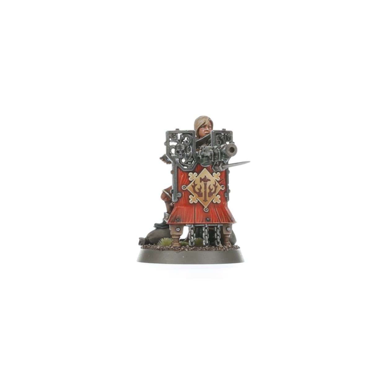 Freeguild Fusilier szeregowy - kobieta-żołnierz Cities of Sigmar z blond włosami w czerwonym płaszczu, kuca za masywną czerwoną pavise tarczą ze złotym symbolem, fusil-cannon z bagnetem gotowy do strzału - Warhammer Age of Sigmar