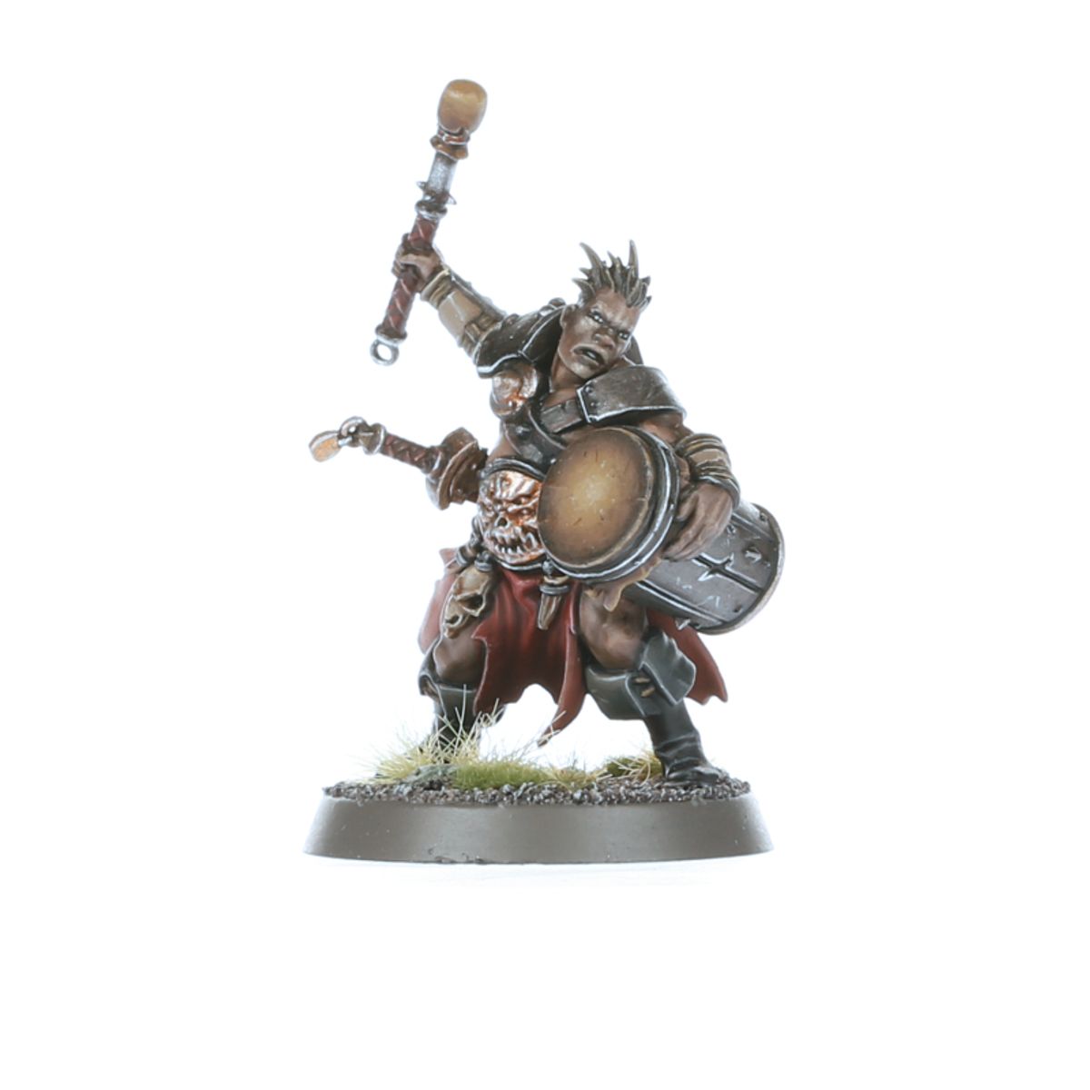 Darkoath Doombeater - przysadzisty wojownik z kolczastymi włosami w brązowej zbroi z czaszką przy pasie, unosi maczugę i trzyma metalową tarczę z ćwiekami, czerwony płaszcz - Warhammer Age of Sigmar