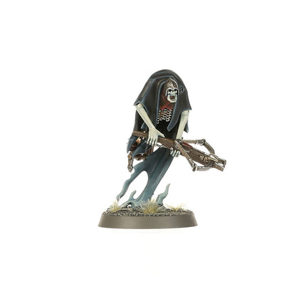 Craventhrone Guard szeregowy - Nighthaunt w czarnym kapturze z kościaną twarzą w hełmie i kolczugą, trzyma soulhunter crossbow w pozie gotowości, niebiesko-szary ektoplazmatyczny ogon z płomieniami przy podstawce - Warhammer Age of Sigmar