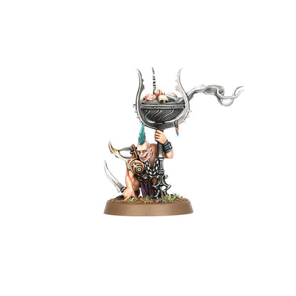 Blissbrew Homonculus - mały model sługi Slaanesh z turkusowym irokezem unoszący metalowy kocioł z czaszkami na kolczastym postumencie - Warhammer Age of Sigmar