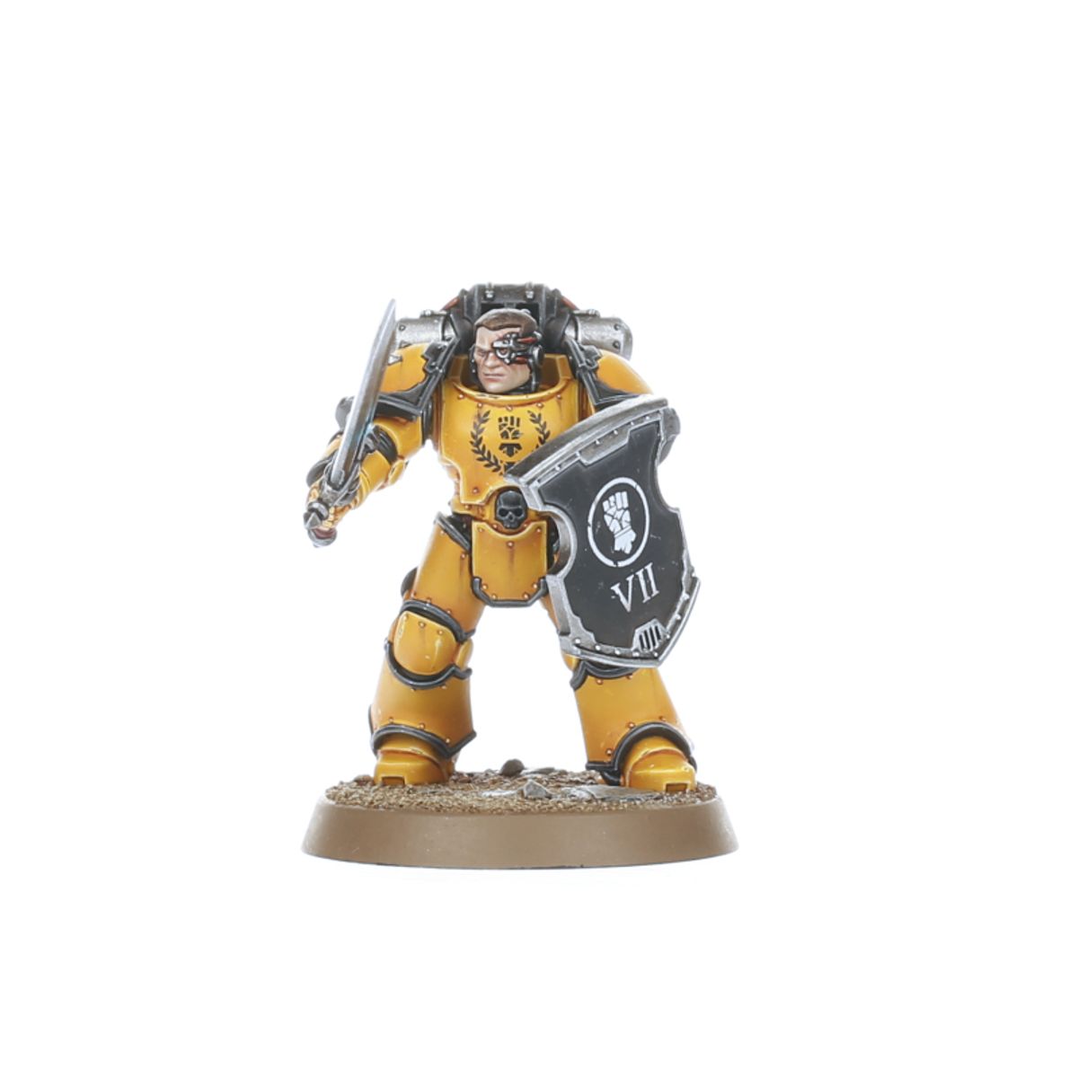 MKIII Legion Command Squad Chosen Warrior Imperial Fists - żółta zbroja MKIII otwarta głowa z bliźną i cybernetycznym okiem power sword czarny combat shield z symbolem pięści i napisem VII Horus Heresy