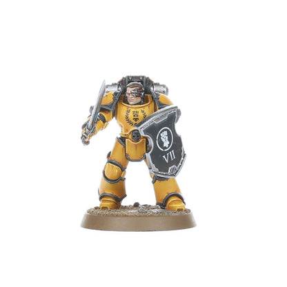 MKIII Legion Command Squad Chosen Warrior Imperial Fists - żółta zbroja MKIII otwarta głowa z bliźną i cybernetycznym okiem power sword czarny combat shield z symbolem pięści i napisem VII Horus Heresy
