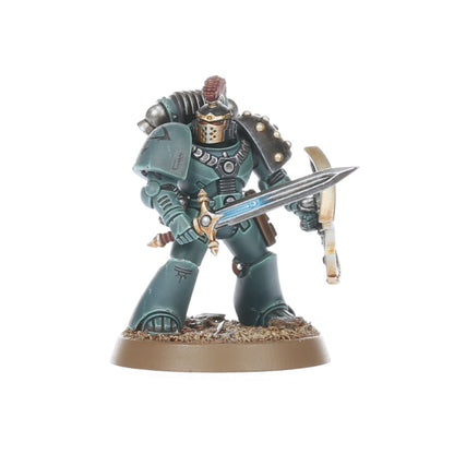 MKVI Legion Command Squad Chosen Warrior Sons of Horus XVI - ciemnozielona zbroja MKVI złota przyłbica czerwony grzebień power sword z niebieskim ostrzem i złotą rękojeścią czarny combat shield z złotą obwódką Horus Heresy