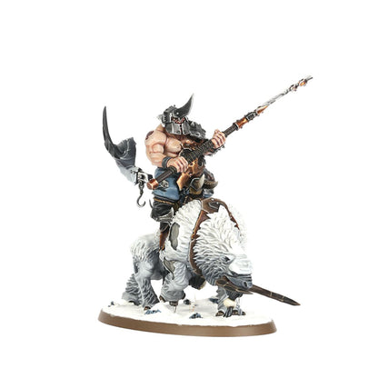 Mournfang Pack muzyk - Ogor w rogowym hełmie z czarnymi rogami trzymający długą włócznię z metalową końcówką, jedzie na białym Mournfangu z czarnymi rogami, śnieżna podstawka owalna - Warhammer Age of Sigmar