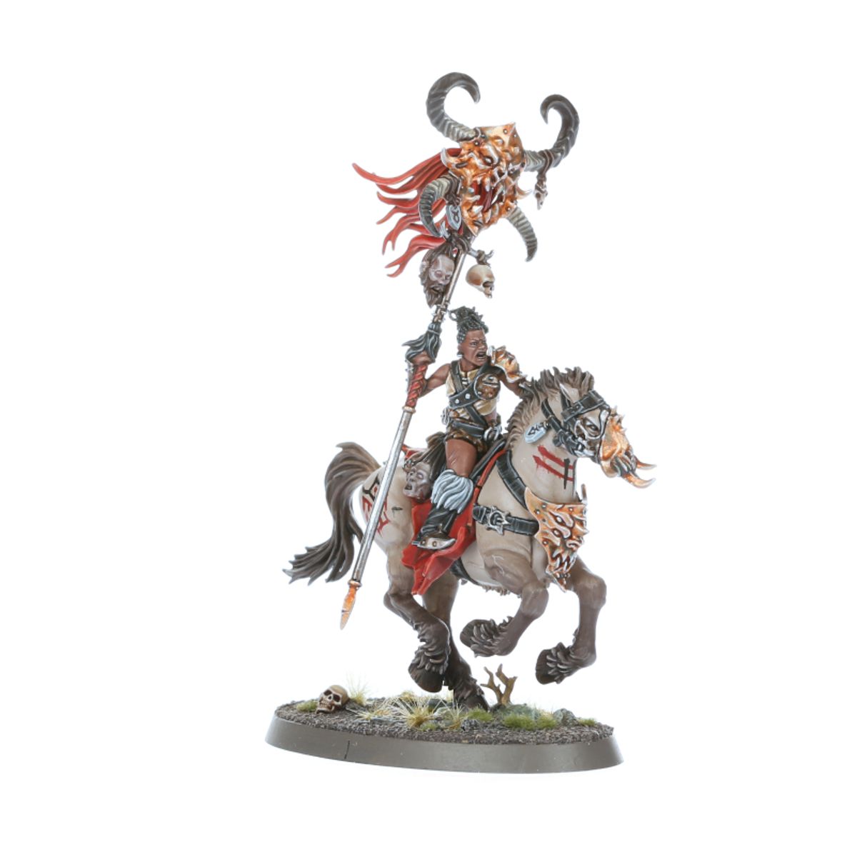 Darkoath Fellrider chorąży - ciemnoskóra wojowniczka z dredami trzymająca wysokie drzewce z demonicznym totemem z rogami i czerwoną flagą oraz czaszką, siedzi na szarym koniu z demoniczną zbroją z kolcami, owalna podstawka z trawą i czaszką - Warhammer Age of Sigmar