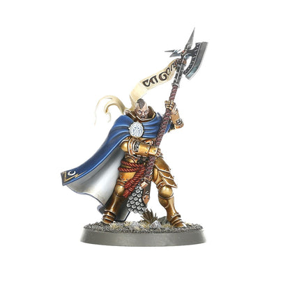 Praetor wariant bez hełmu - Stormcast Eternal z otwartymi ustami w złotej zbroi, niebieski płaszcz z symbolem czaszki, halabardy z białą chorągwią z runami uniesiona w górę - Warhammer Age of Sigmar