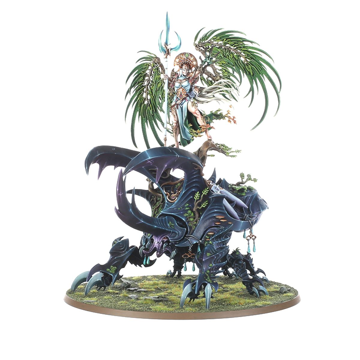 Alarielle the Everqueen Sylvaneth - widok z lewej bogini na wardroth beetle niebiesko-zielona zbroja turkusowy trójząb zielone skrzydła liściaste czarny chrząszcz z rogami owalna podstawka Age of Sigmar