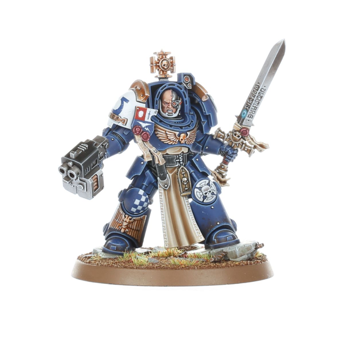 Captain in Terminator Armour Ultramarines - granatowa zbroja terminator złote detale relic sword uniesiony w prawej ręce storm bolter w lewej kremowy tabard cybernetyczne oko brązowa podstawka Warhammer 40K