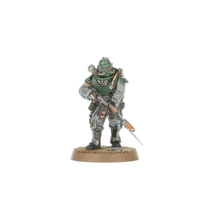 Solar Auxilia Lasrifleman - zielona void armour lasrifle z brązowym kablem i bagnetem złoty symbol skrzydlatego orła na piersi okrągły miernik z żółtym wskaźnikiem na lewym ramieniu czerwone oczy na masce Horus Heresy Solar Auxilia