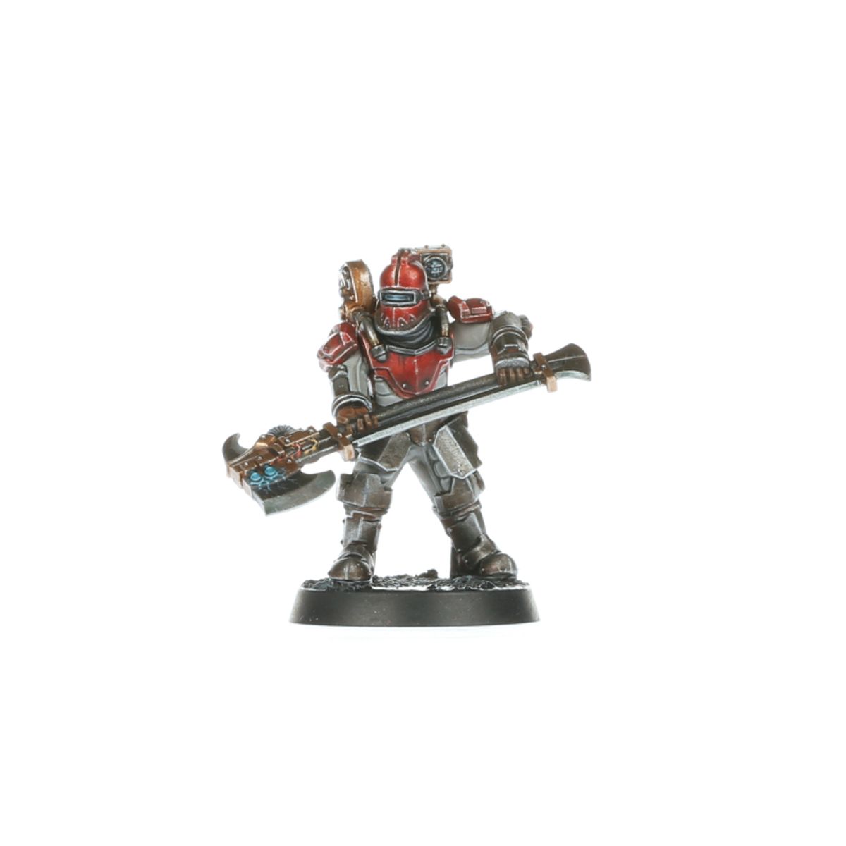 Veletaris z storm axe - czerwona void armour szara zbroja z brązowymi detalami dwuręczny storm axe z niebieskim klejnotem i zakrzywionym ostrzem czerwony hełm z brązowymi zdobieniami i srebrnym sensorem czarna podstawka Horus Heresy Solar Auxilia