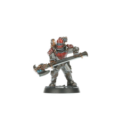 Veletaris z storm axe - czerwona void armour szara zbroja z brązowymi detalami dwuręczny storm axe z niebieskim klejnotem i zakrzywionym ostrzem czerwony hełm z brązowymi zdobieniami i srebrnym sensorem czarna podstawka Horus Heresy Solar Auxilia