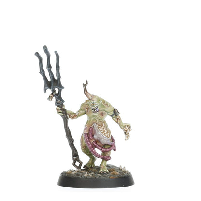 Slunge - Plaguebearer Nurgla z czarnym trójzębem wylewającymi się wnętrznościami i zieloną skórą Grandfather's Gardeners