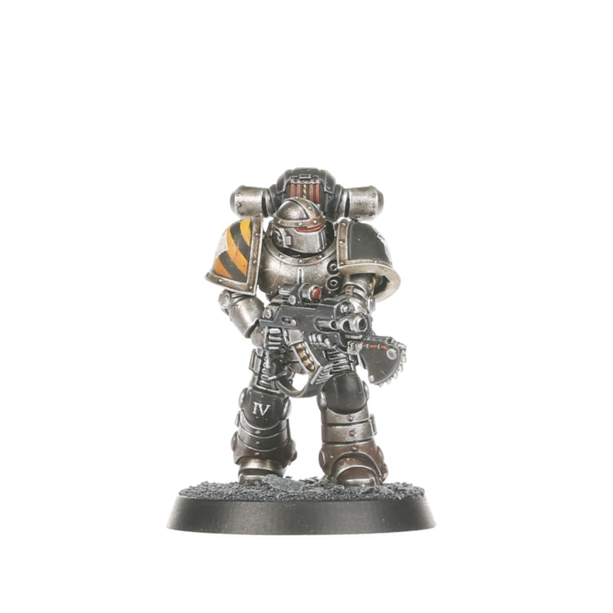 MKII Tactical Legionary Iron Warriors - zbliżenie srebrno-szara zbroja Mark II hełm z czerwonym paskiem bolter napis IV żółto-czarne pasy na naramienniku Horus Heresy