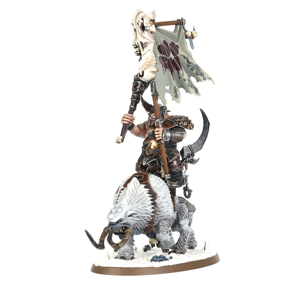 Mournfang Pack chorąży - Ogor w czarnej zbroi z łuskami trzymający drzewce z postrzępioną białą flagą z czaszką i brązowymi plamami, jedzie na białym Mournfangu z czarnymi rogami, śnieżna podstawka - Warhammer Age of Sigmar