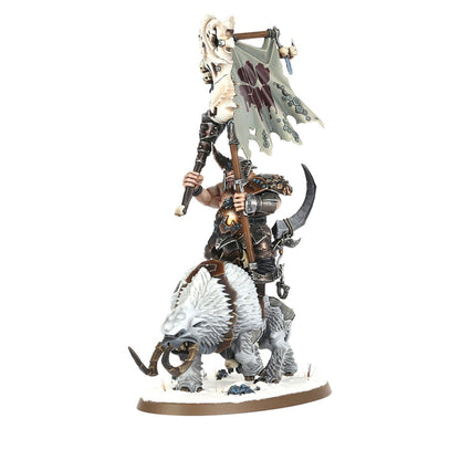 Mournfang Pack chorąży - Ogor w czarnej zbroi z łuskami trzymający drzewce z postrzępioną białą flagą z czaszką i brązowymi plamami, jedzie na białym Mournfangu z czarnymi rogami, śnieżna podstawka - Warhammer Age of Sigmar
