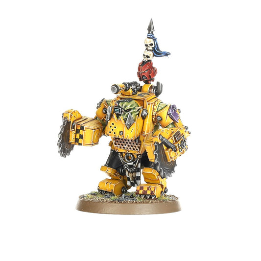 Meganob Orks - żółta mega armour dwa killsawy szary hełm z rogami czerwona peleryna szachownica brązowa podstawka Warhammer 40000