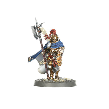 Praetor z hełmem - Stormcast Eternal w złotej zbroi z czerwonym pióropuszem, niebieski płaszcz z symbolem księżyca, halabardy z białą chorągwią opartą o ziemię - Warhammer Age of Sigmar
