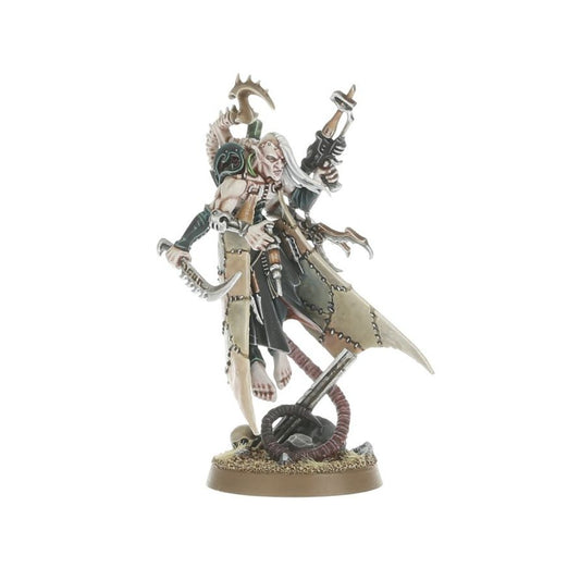 Drukhari Haemonculus - widok z boku z płaszczem ze skóry splinter pistol i macką