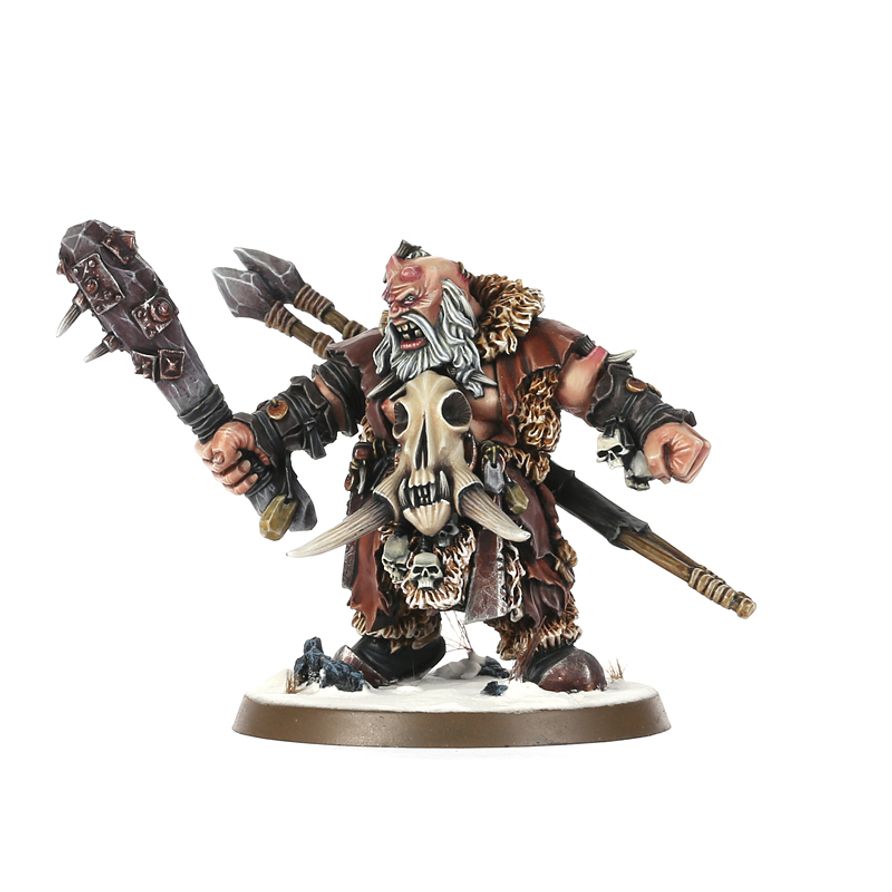 Icebrow Hunter - widok z lewej z maczugą włócznią czaszką Frost Sabra i futrzanym płaszczem