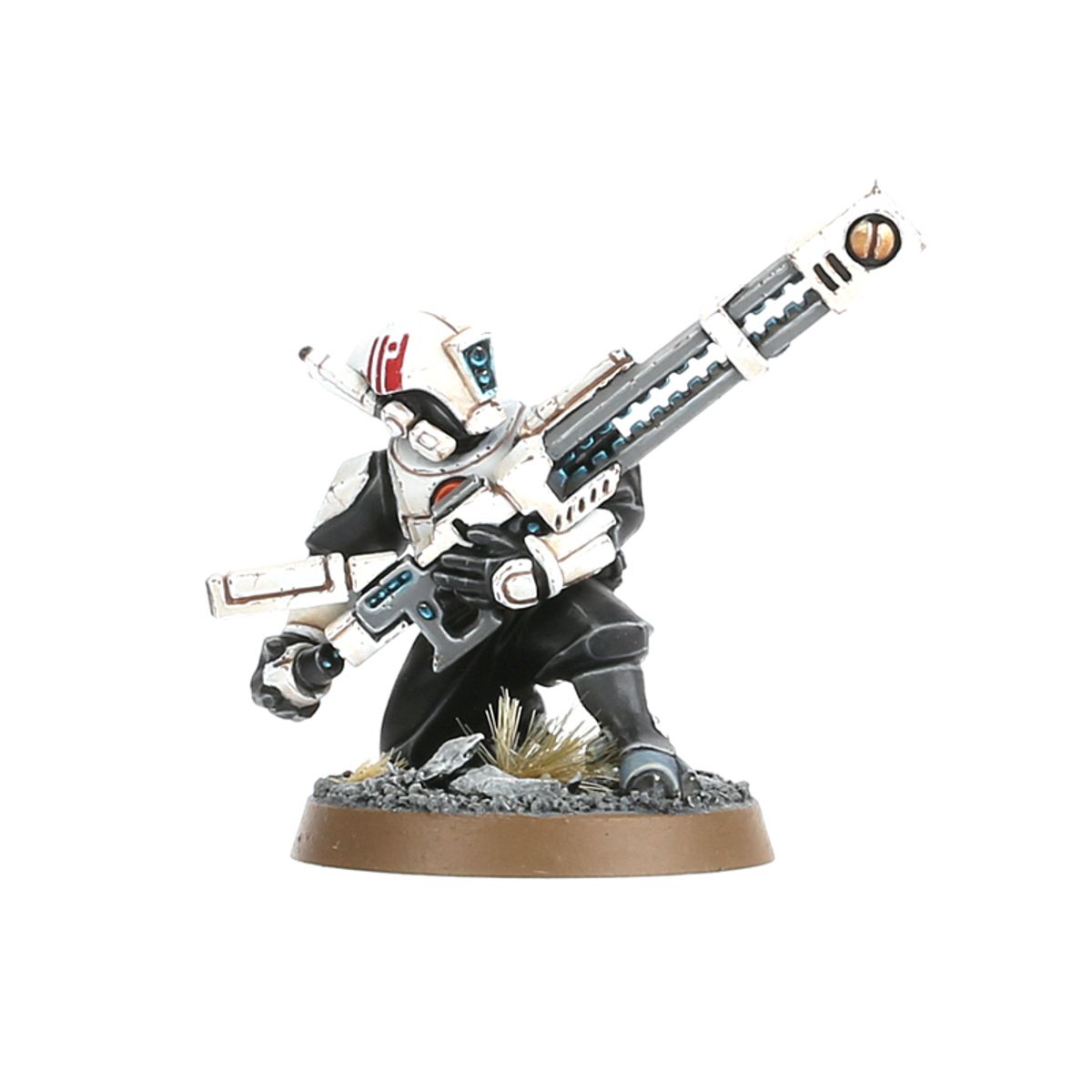 T'au Pathfinder - widok z lewej biała zbroja czarny kombinezon rail rifle szaro-biała długa lufa ukośnie czerwone detale hełmu brązowa podstawka Warhammer 40000