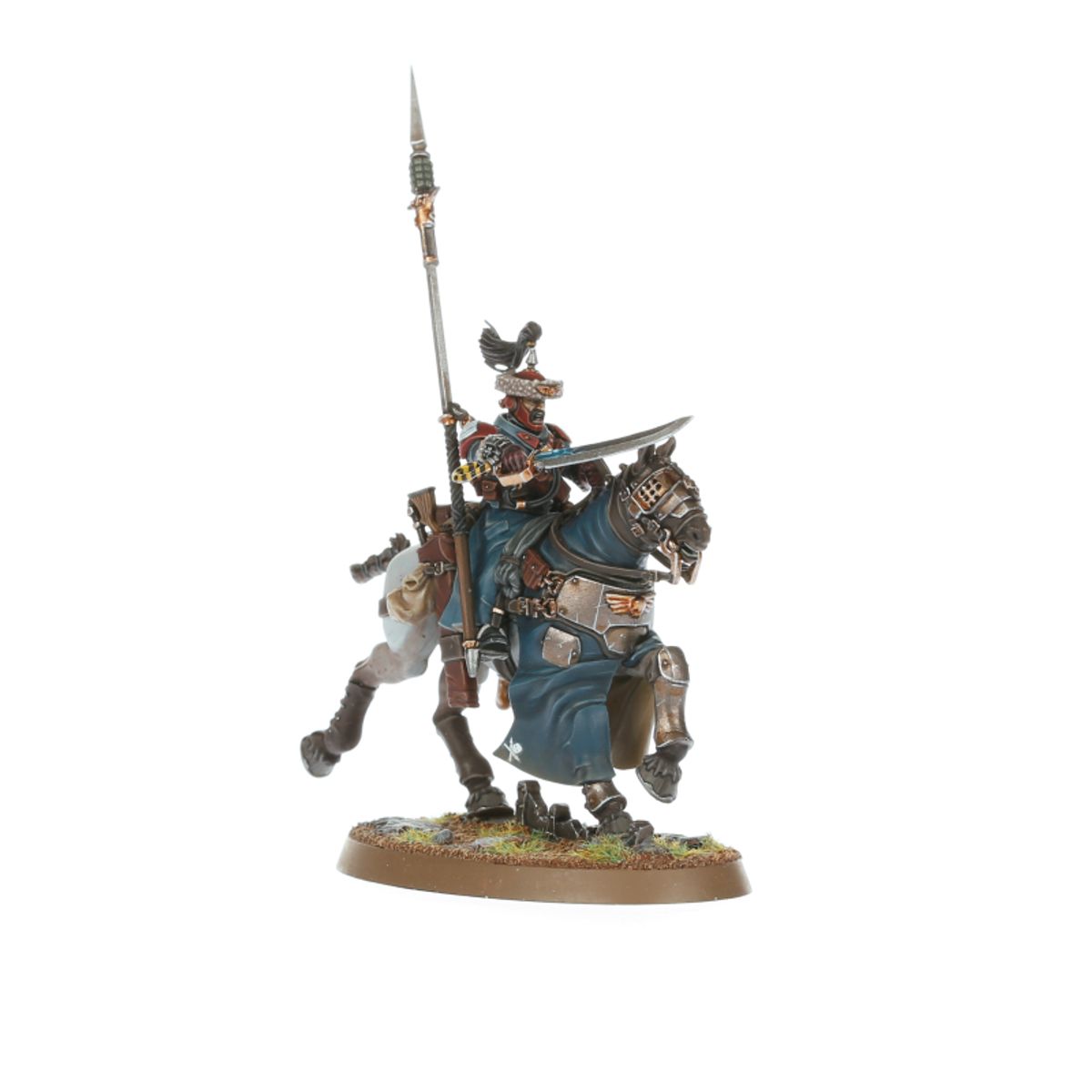 Attilan Rough Rider Sergeant - widok z lewej niebieski płaszcz z białym symbolem czaszki szaro-brązowa zbroja hunting lance z srebrnym ostrzem pionowo szabla z szerokim srebrnym ostrzem srebrny hełm z czarnym pióropuszem i czerwoną opaską czarny koń z szarą zbroją i niebieskim czaprakiem Astra Militarum Warhammer 40000