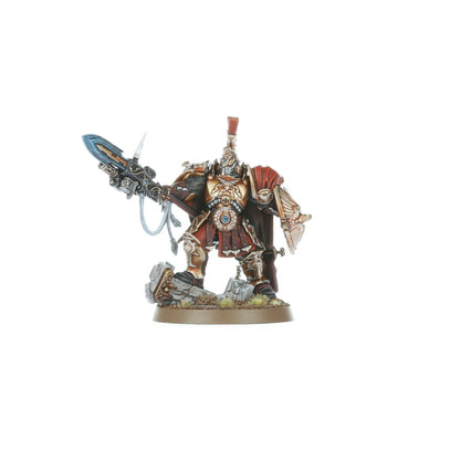Shield-Captain Adeptus Custodes - widok z lewej złoto-brązowa zbroja Pyrithite Spear turkusowy w lewej ręce Praesidium Shield z orłem w prawej czerwony pióropusz czerwony płaszcz brązowa podstawka Warhammer 40K