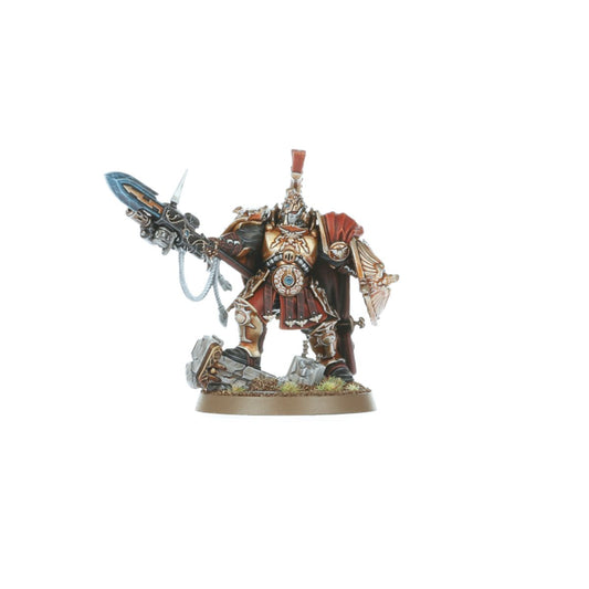 Shield-Captain Adeptus Custodes - widok z lewej złoto-brązowa zbroja Pyrithite Spear turkusowy w lewej ręce Praesidium Shield z orłem w prawej czerwony pióropusz czerwony płaszcz brązowa podstawka Warhammer 40K