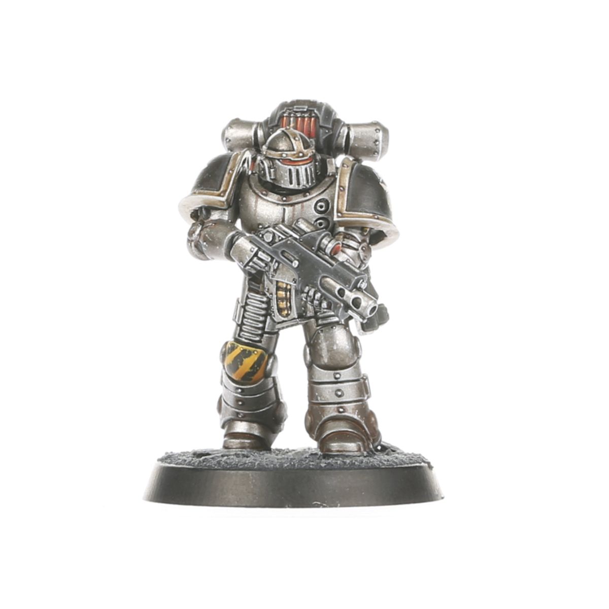 MKII Tactical Legionary Iron Warriors - zbliżenie srebrno-szara zbroja Mark II hełm z czerwonym paskiem bolter żółto-czarne pasy na nodze Horus Heresy