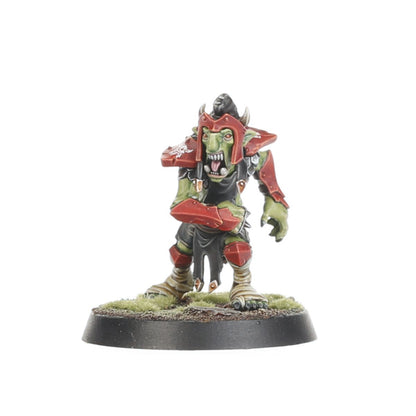 Hobgoblin Lineman Blood Bowl - model w pozycji bloku w czerwonym pancerzu - Chaos Dwarf Team