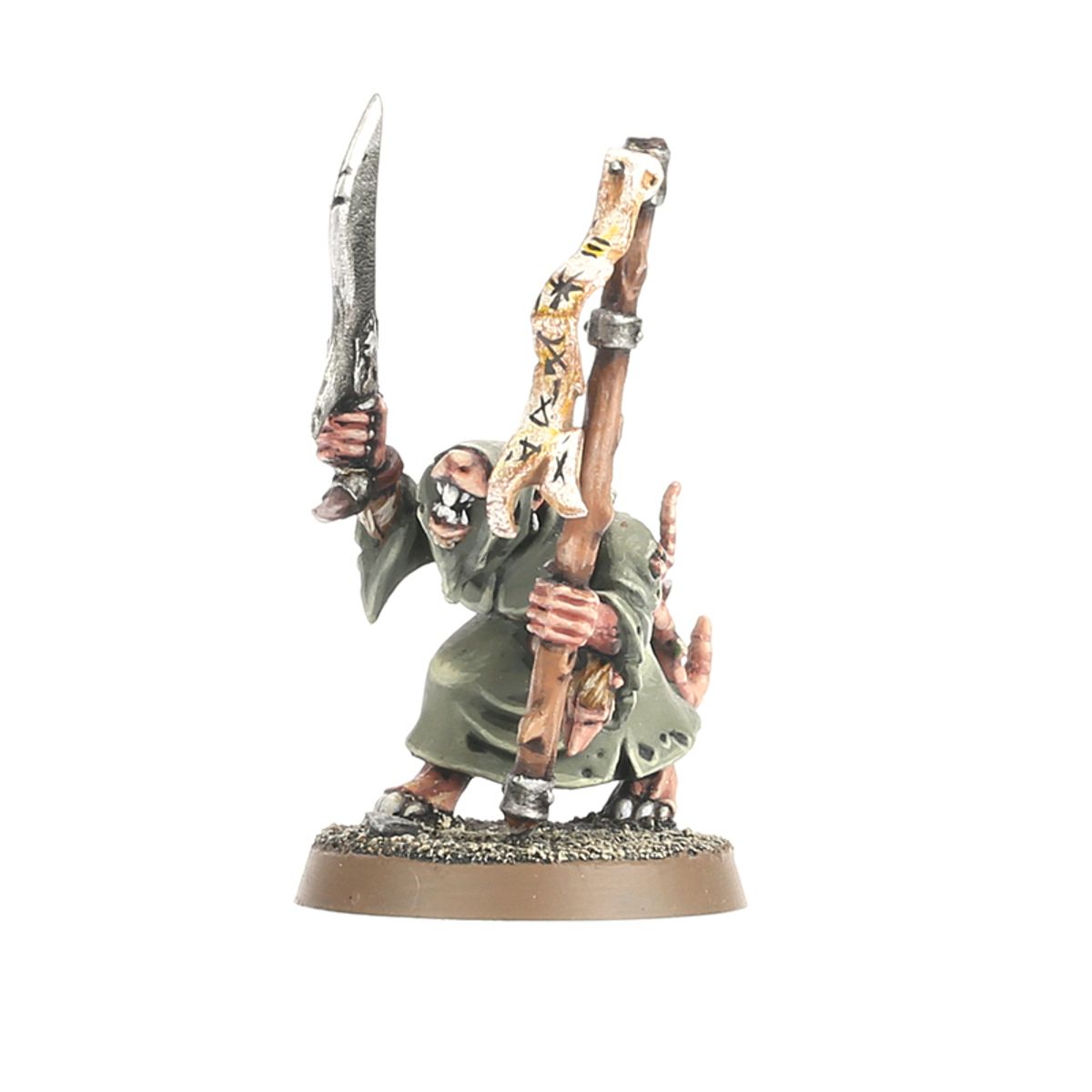 Plague Monk champion - model Skaven w zielonej szacie unoszący nóż i drewniany maszt z pergaminem pokrytym runami - Warhammer Age of Sigmar