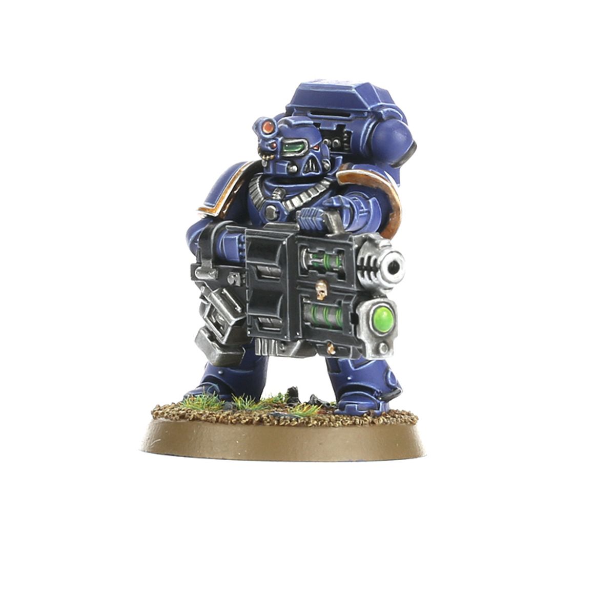 Devastator Squad Ultramarines - Devastator z multi melta widok z przodu granatowa zbroja z złotymi detalami czarna multi melta z zielonym klejnotem i srebrną lufą czerwony sensor na hełmie z zielonymi oczami złoty łańcuch na szyi brązowy naramiennik Space Marines Warhammer 40000