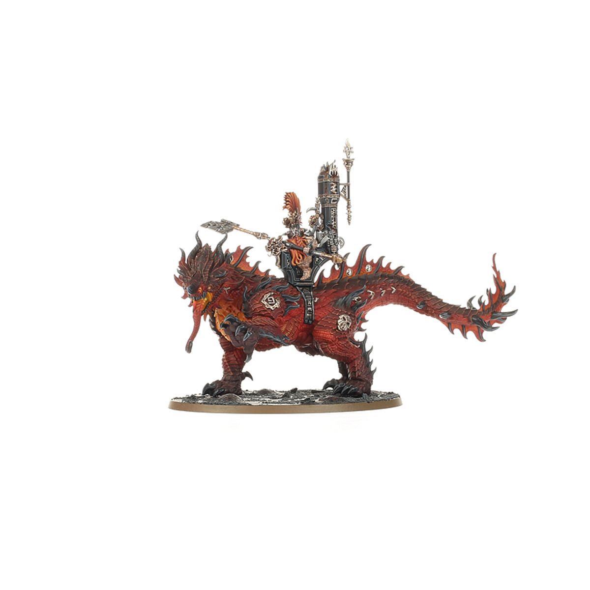 Auric Runefather on Magmadroth Fyreslayers - widok z lewej czerwony magmadroth z płomieniami rudy jeździec srebrna zbroja latchkey grandaxe czarny cylinder-siodło owalna podstawka Age of Sigmar