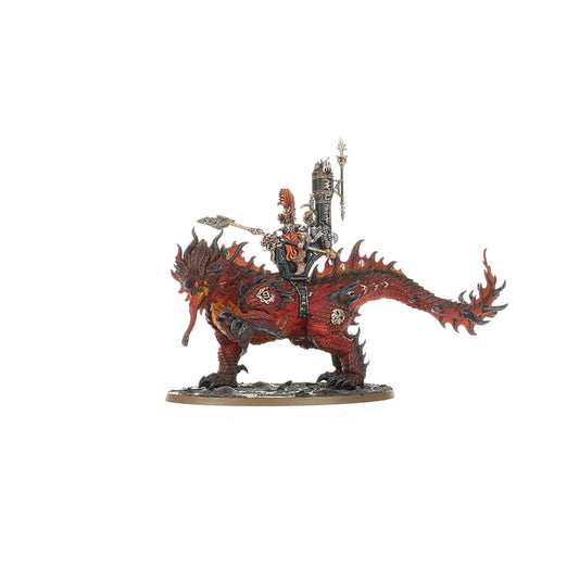 Auric Runefather on Magmadroth Fyreslayers - widok z lewej czerwony magmadroth z płomieniami rudy jeździec srebrna zbroja latchkey grandaxe czarny cylinder-siodło owalna podstawka Age of Sigmar