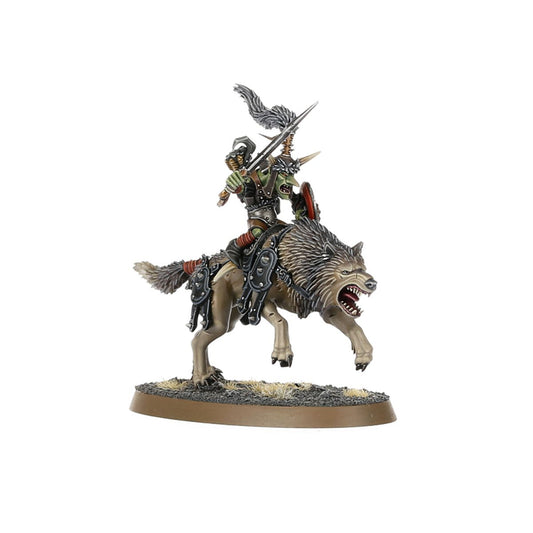 Snarlfang Rider - model grota na galopującym wilku z włócznią i czerwoną tarczą z czaszką, szare pióra na hełmie - Warhammer Age of Sigmar